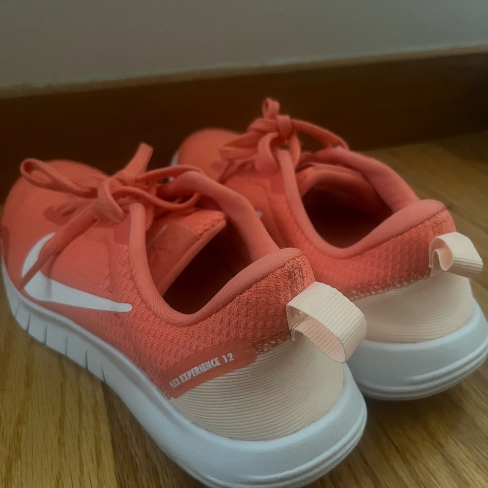 Nike Flex Experience Run 12
Women's Road Running Shoes, Size 7 - Picture 4 of 5